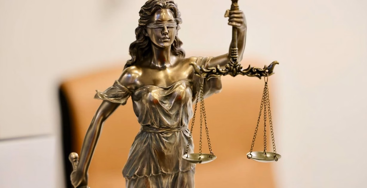 Affaire Patrick Bruel : allègement controversé du contrôle judiciaire, une décision jugée « injustifiée » et « excessive »